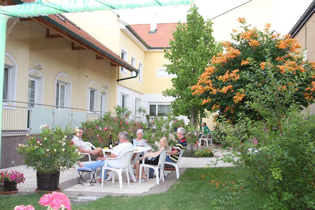 Pension & Weingut Storchenblick Illmitz Eksteriør billede
